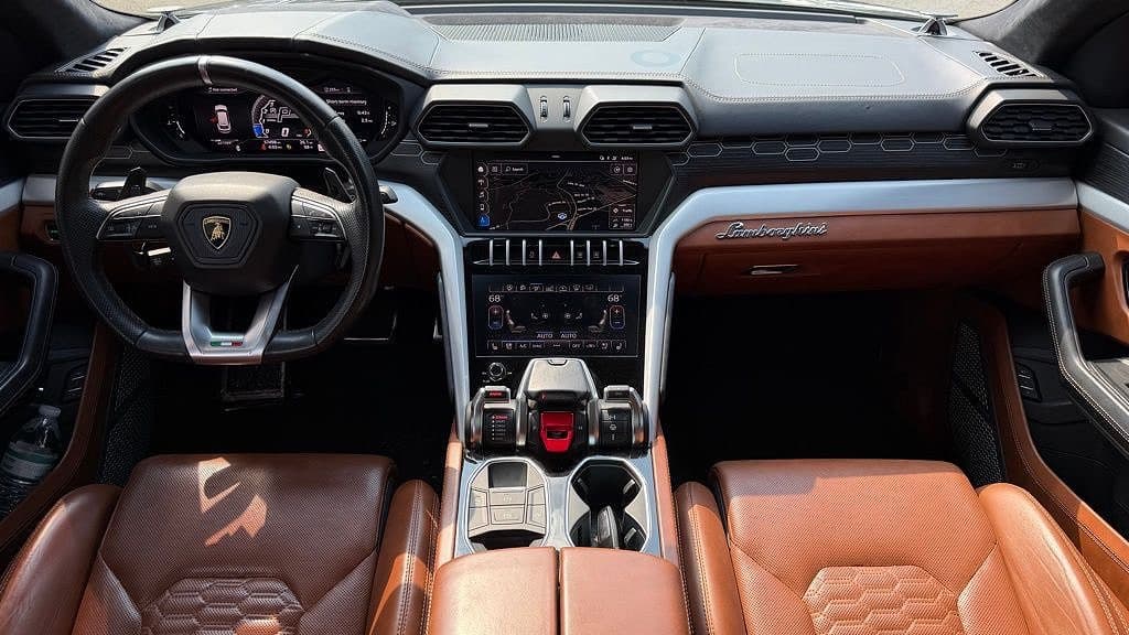 Lamborghini Urus, view 2