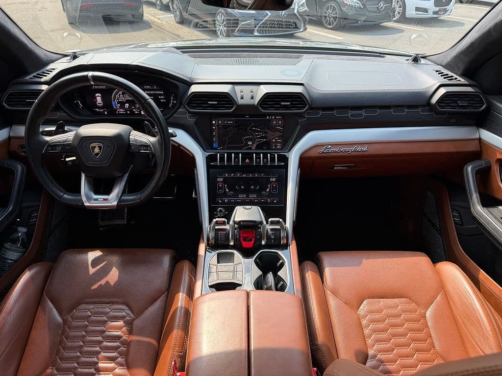 2019 Lamborghini Urus, view 2